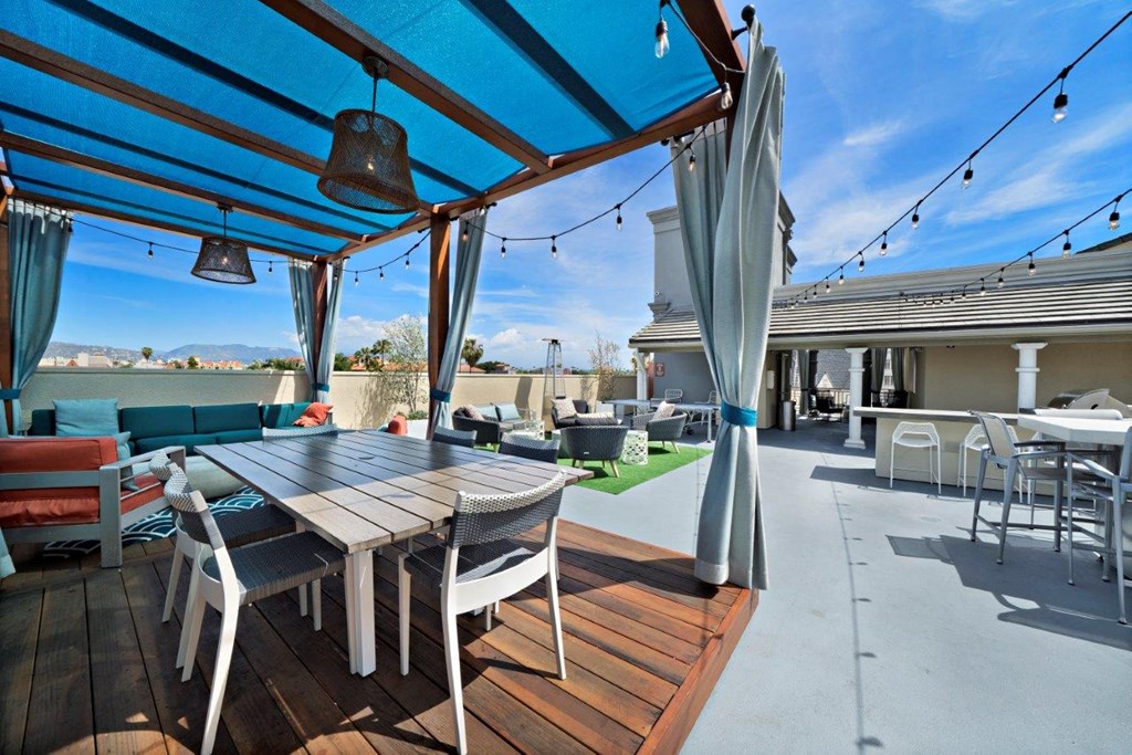 Boulevard on Wilshire Rooftop Lounge with Community BBQ and Covered Seating