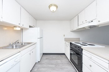 Wellington Court Townhomes Kitchen - Photo Gallery 3