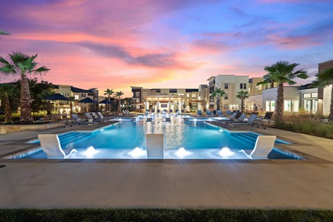A large pool with a fountain in the middle of it.
