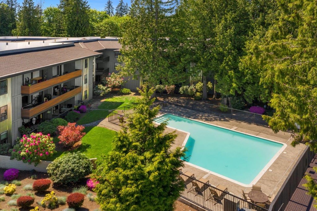 Duet Apartments in Lynnwood, Washington Exterior and Pool