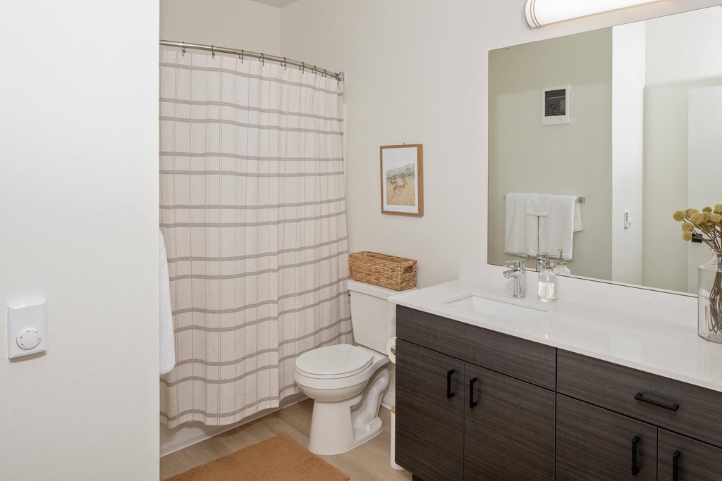 EastForkCommons_LaCenter_WA_12.22_Bathroom