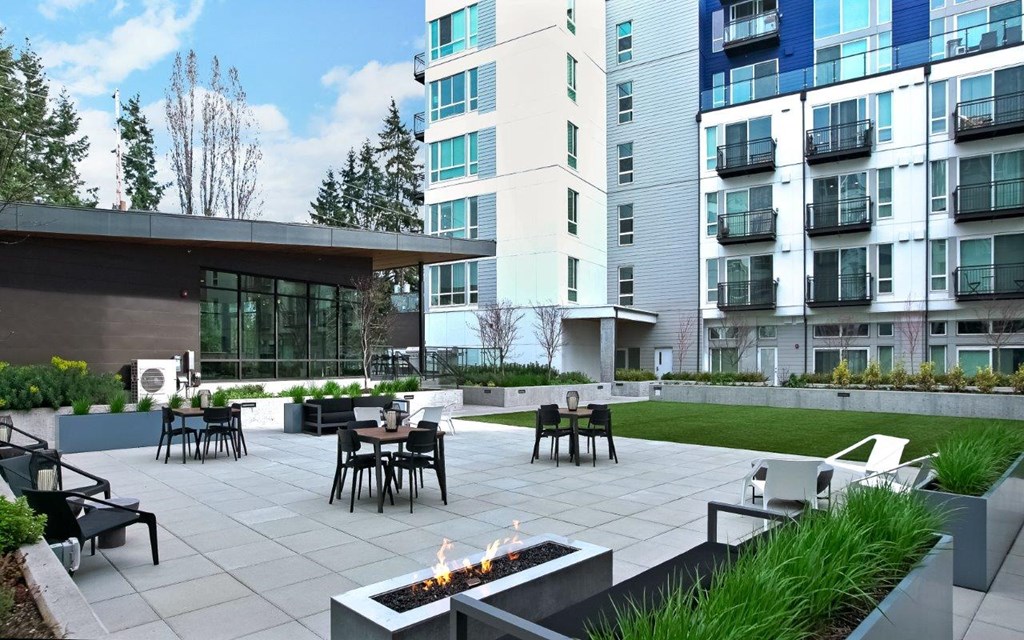 Paceline Apartments Outdoor Courtyard and Firepit
