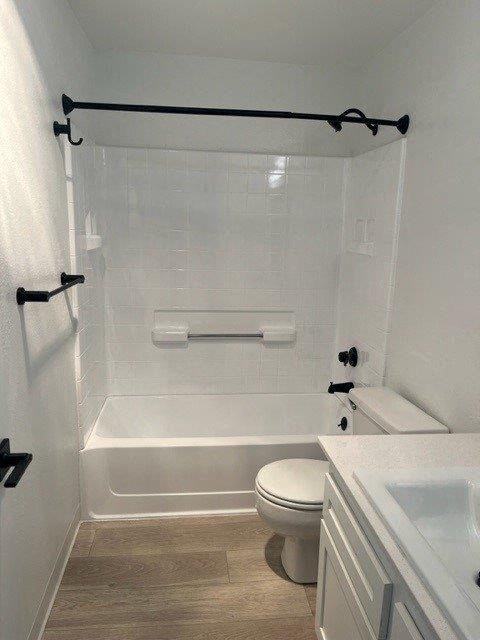 Elevate Apartments in Lynwood, Washington Bathroom with Bathtub