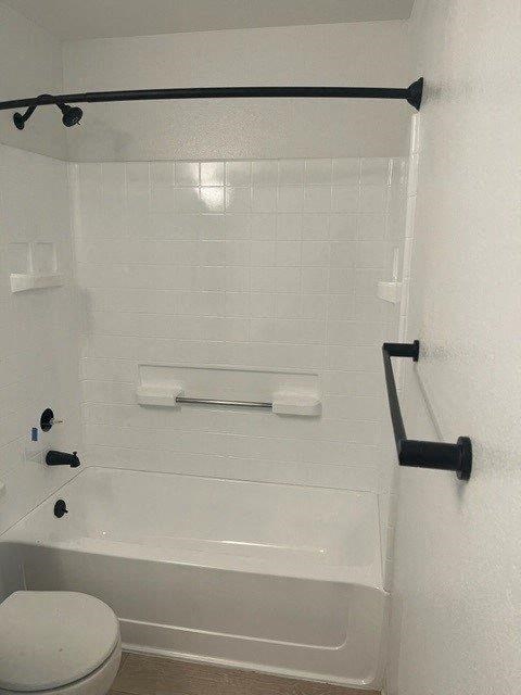 Elevate Apartments in Lynwood, Washington Bathroom with Bathtub