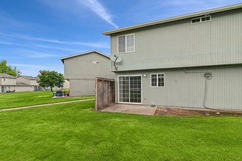 Evergreen Townhouses in Springfield, Oregon Exterior and Private Patio