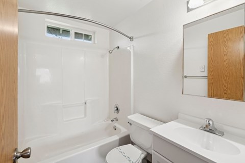 Evergreen Townhouses in Springfield, Oregon Bathroom