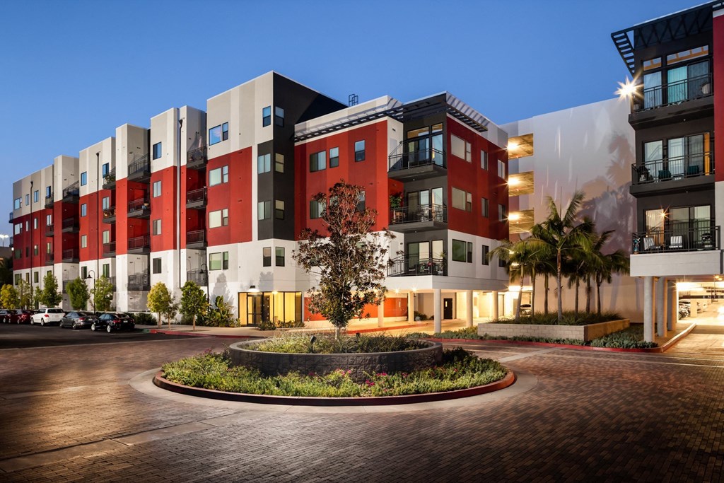 Exterior | Motif Apartments For Rent in Woodland Hills, CA 91367