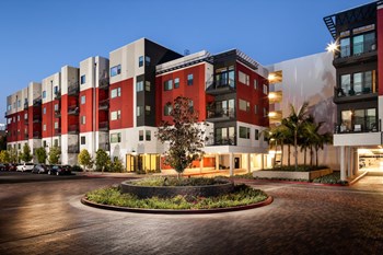 Motif Apartments For Rent in Woodland Hills, CA 91367 Exterior | Motif Apartments For Rent in Woodland Hills, CA 91367 - Photo Gallery 2