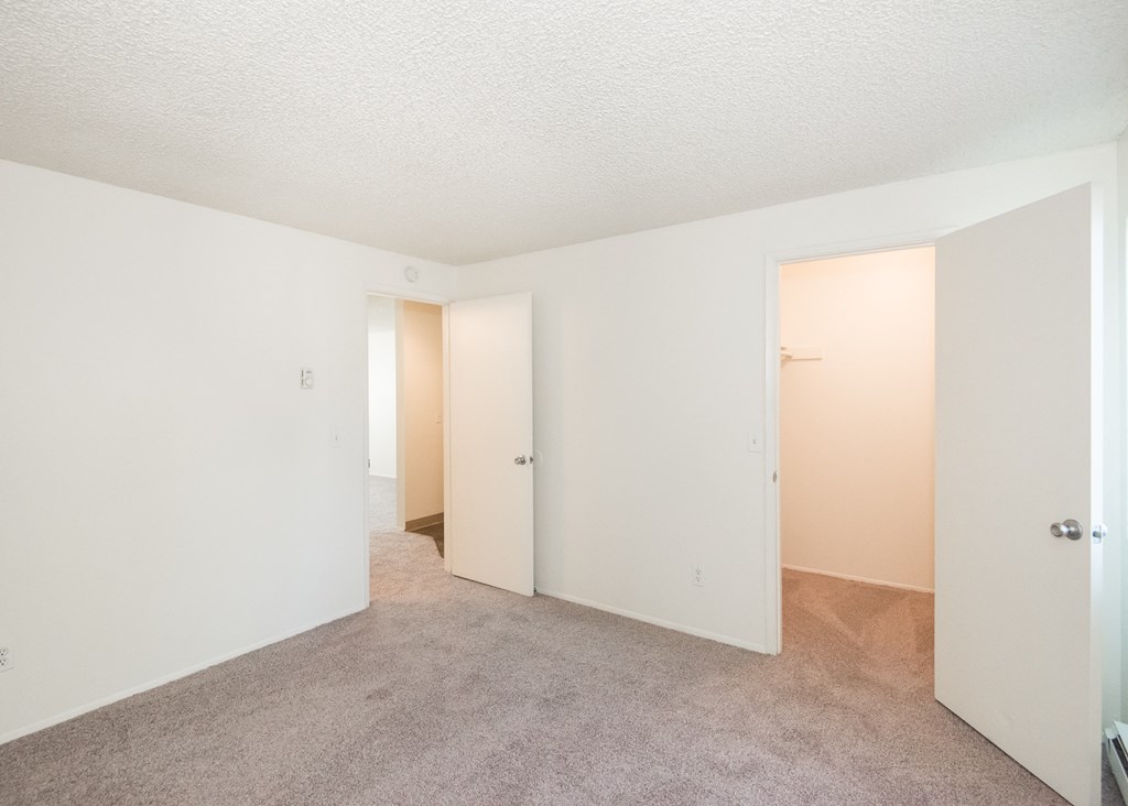 Fox Pointe Apartments One Bedroom Bedroom and Closet