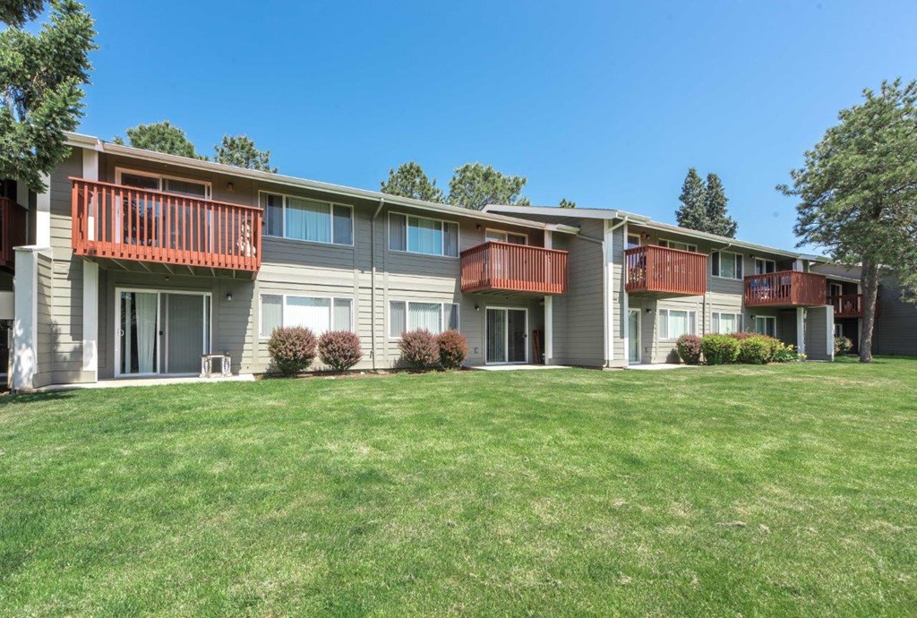 Fox Pointe Apartments Exterior Building and Landscaping