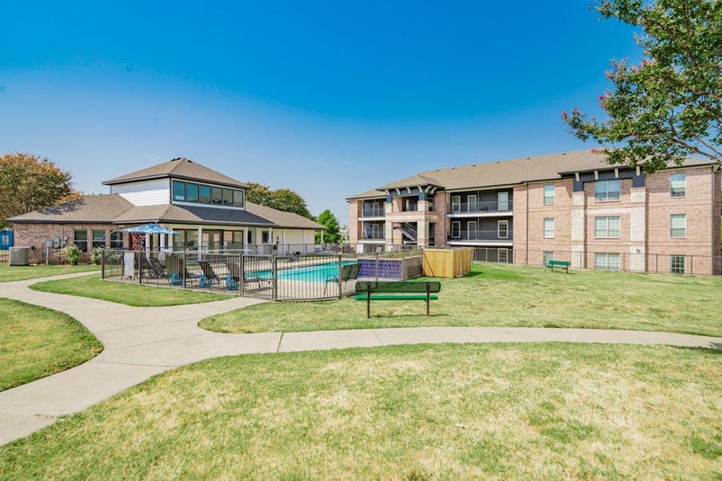 Harper Apartments in Dallas, Texas Exterior and Pool Area