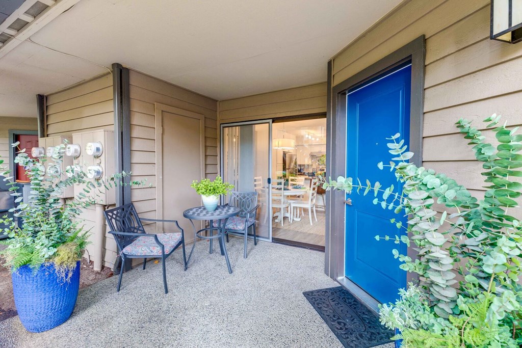 Park Bellevue Apartments Model Patio with Furniture