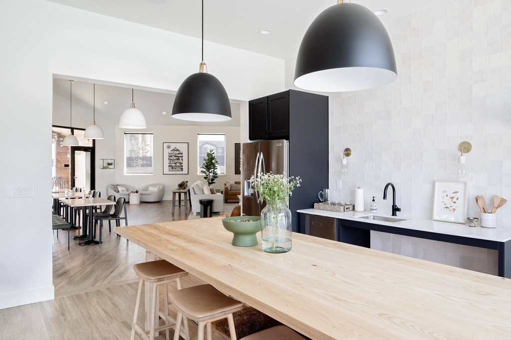 Heirloom_Portland_Oregon_Amenity_Lounge_KitchenTable