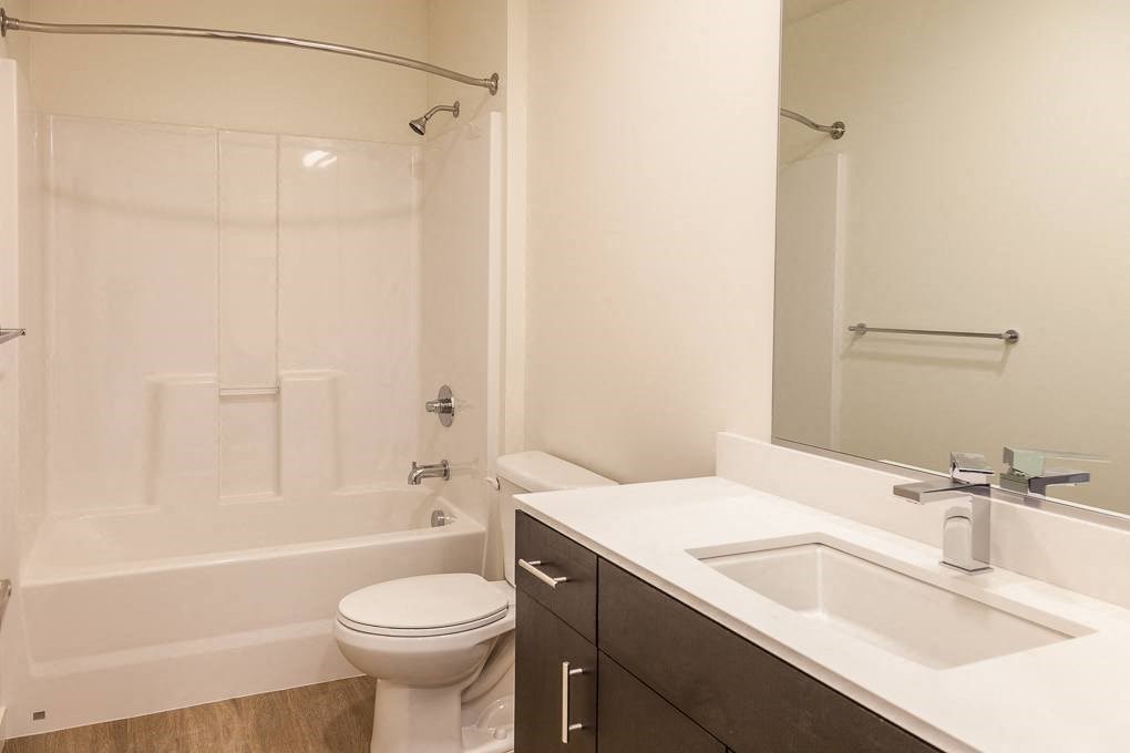 Henry Apartments Bathroom with Bathtub