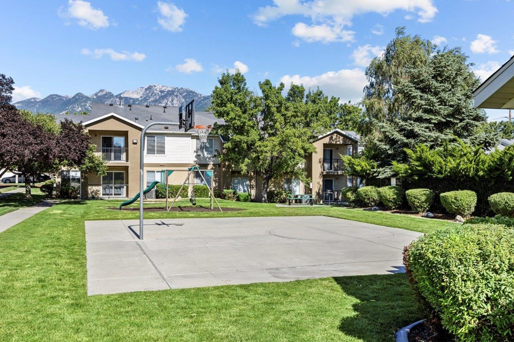 Heritage at Draper Apartments in Draper, Utah Basketball Court