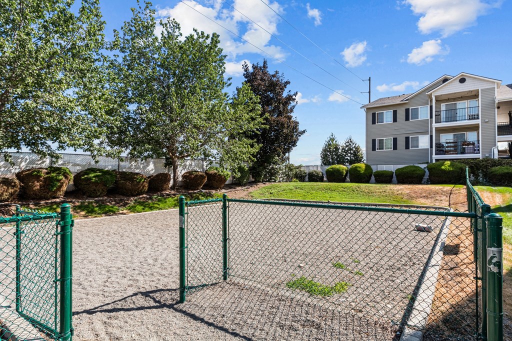 the preserve at ballantyne commons fenced in tennis court with apartments in the