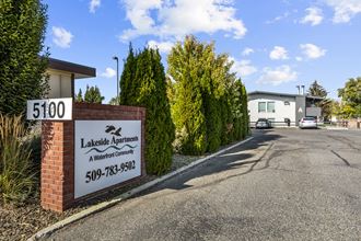 Lakeside Apartment Sign