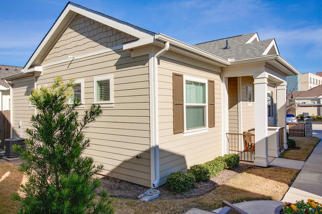 Horizon at Premier Apartments side apartment view, showcasing surrounding landscaping.