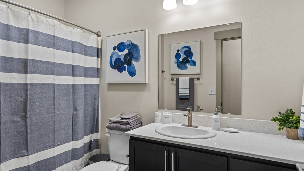 LarkViewVillage_Eugene_OR_Model_Bath