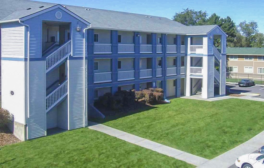 Kent Manor Apartments Exterior Building and Lawn