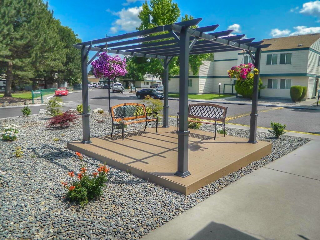 La Verde Apartments Gazebo with Benches