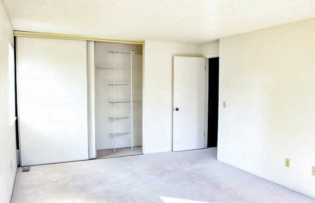 La Verde Apartments Bedroom and Closet