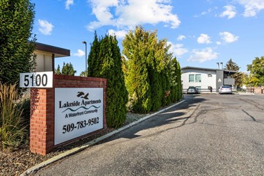 Lakeside Apartments Entrance and Monument Sign