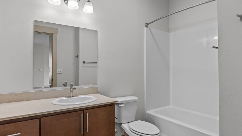 LarkViewVillage_Eugene_OR_1x1A_Bathroom