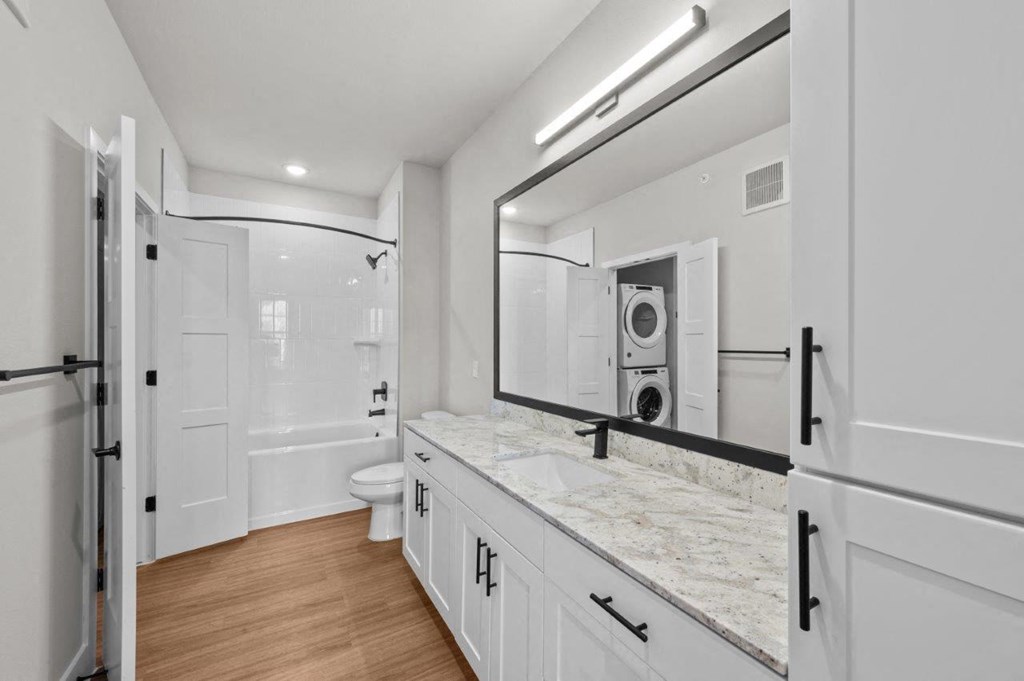 Lenox Grand Bathroom with Bathtub