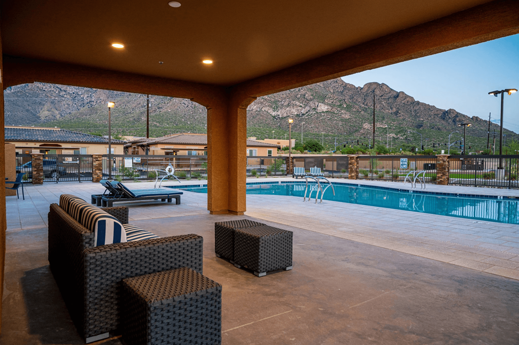Linda Vista Luxury Rentals in Oro Valley, Arizona Pool and Patio with Seating