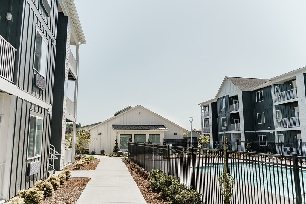 EastForkCommons_LaCenter_WA_Amenity_Pool_LeasingOffice