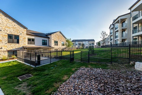 the preserve at ballantyne commons apartments courtyard and yards with grass