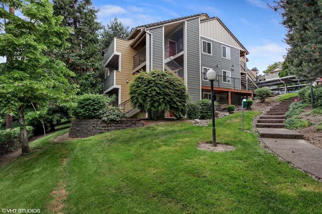 Maybeck at the Bend Apartments in Tigard, Oregon Building Exterior and Pathway
