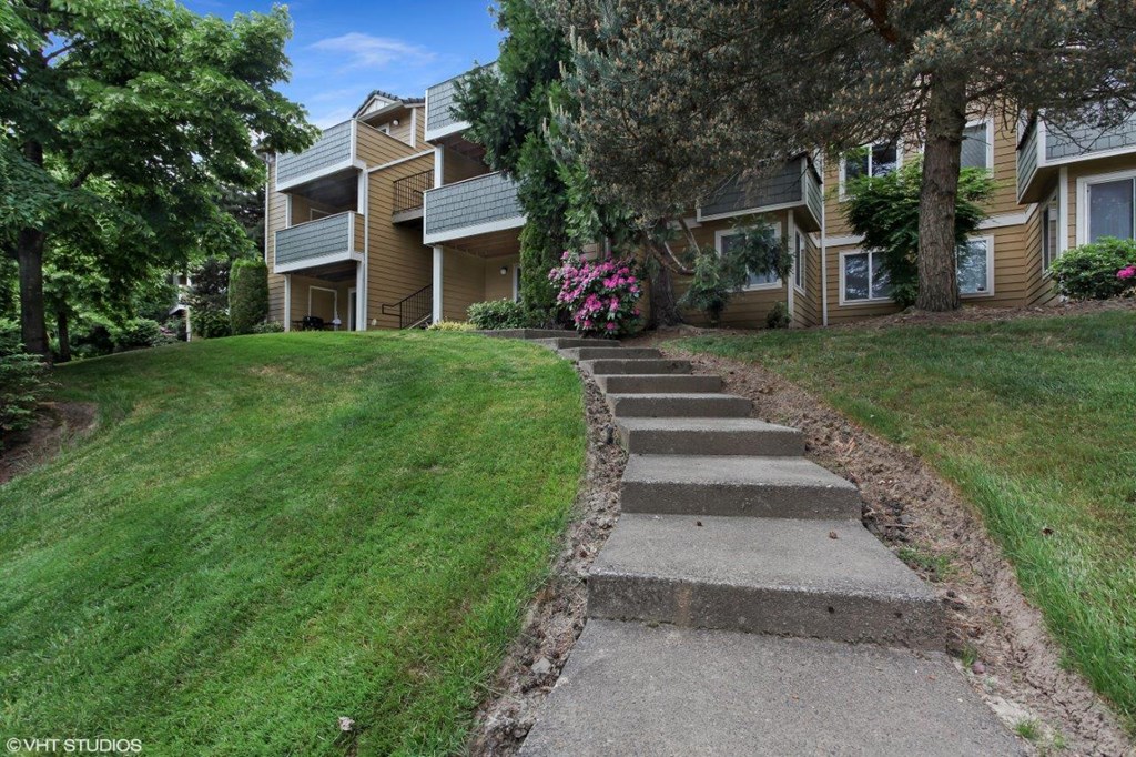 Maybeck at the Bend Apartments Exterior Pathway in Tigard, OR