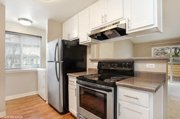 Maybeck at the Bend Apartments Kitchen in Tigard, OR Maybeck at the Bend Apartments Kitchen in Tigard, OR - Photo Gallery 3