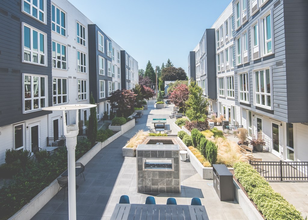 Meetinghouse Apartments Outdoor Courtyard