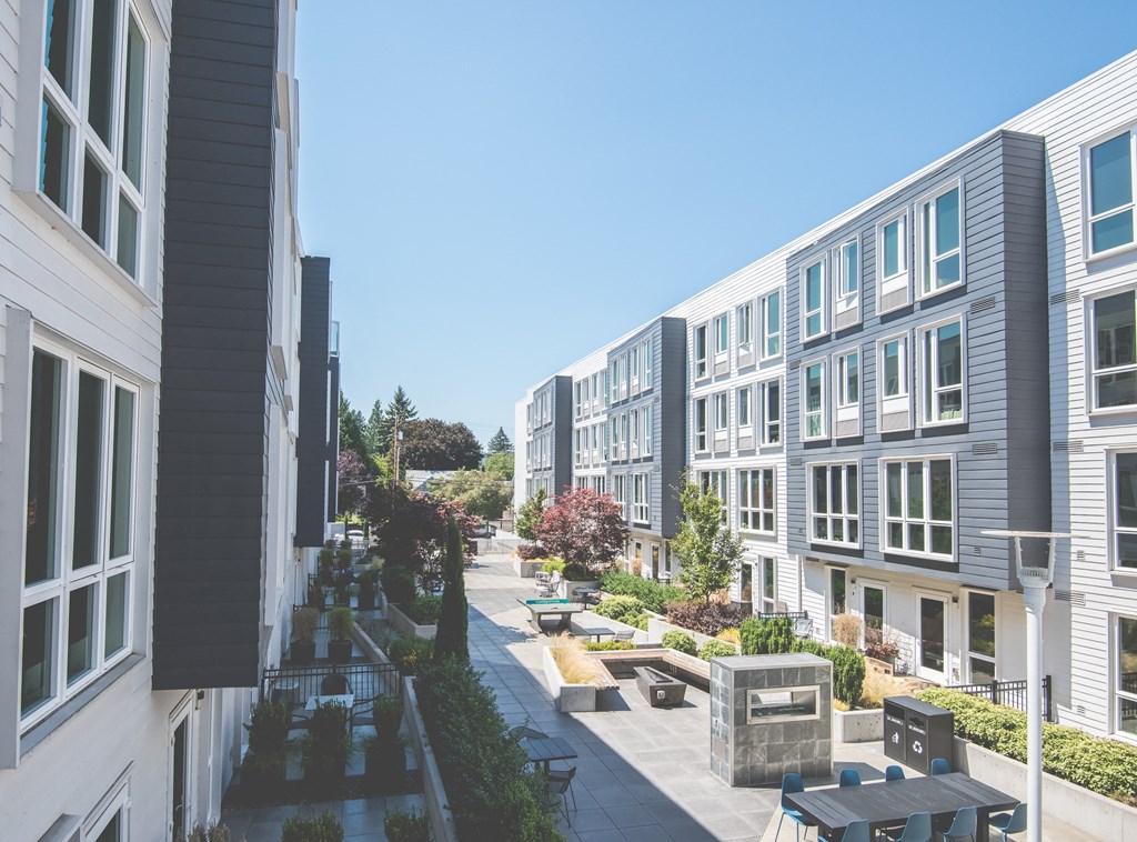 Meetinghouse Apartments Outdoor Courtyard