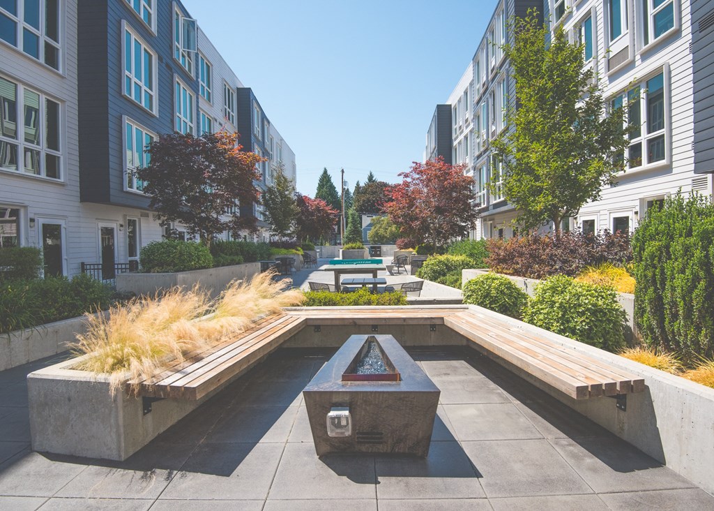 Meetinghouse Apartments Outdoor Courtyard