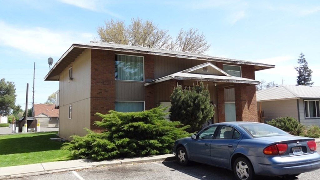 Morain Estates Exterior and Parking