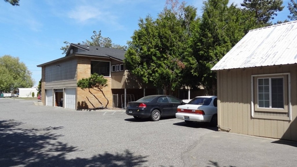 Morain Estates Exterior and Parking