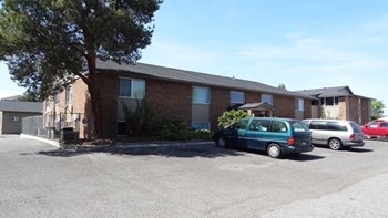 Morain Estates Exterior and Parking Morain Estates Exterior and Parking - Photo Gallery 6