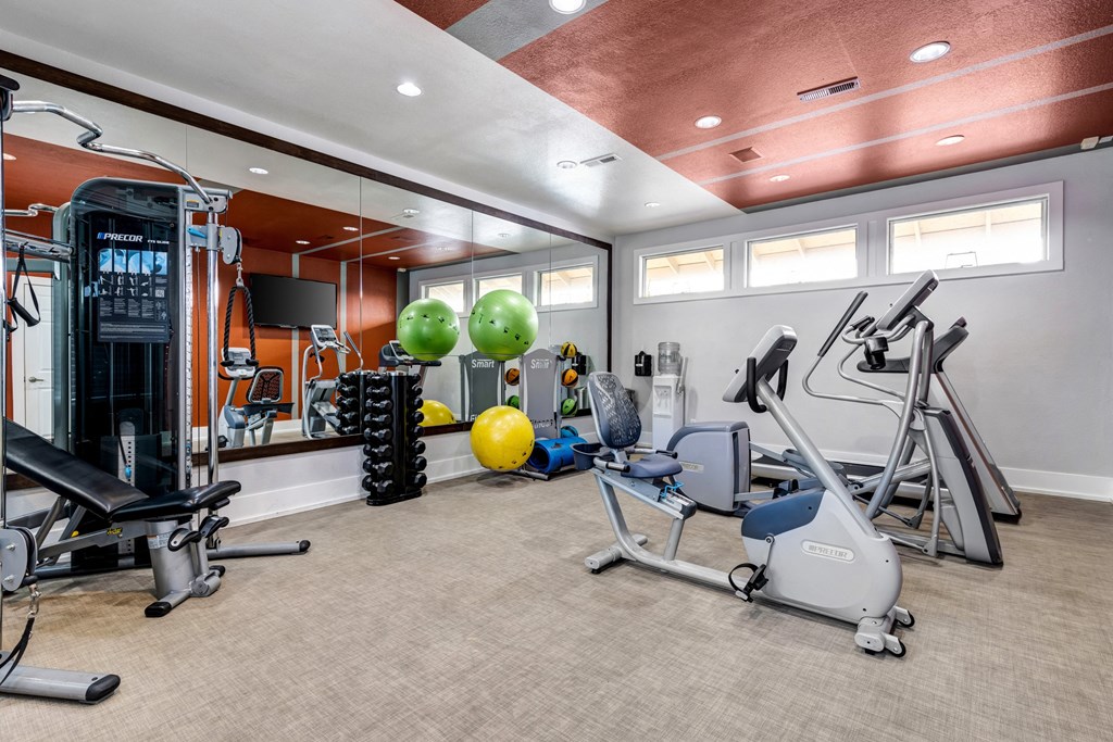 the gym at the landing at pullman apartments in pullman