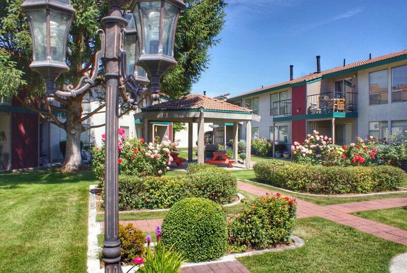 Northpoint Apartments Lamppost and Landscaped Pathways