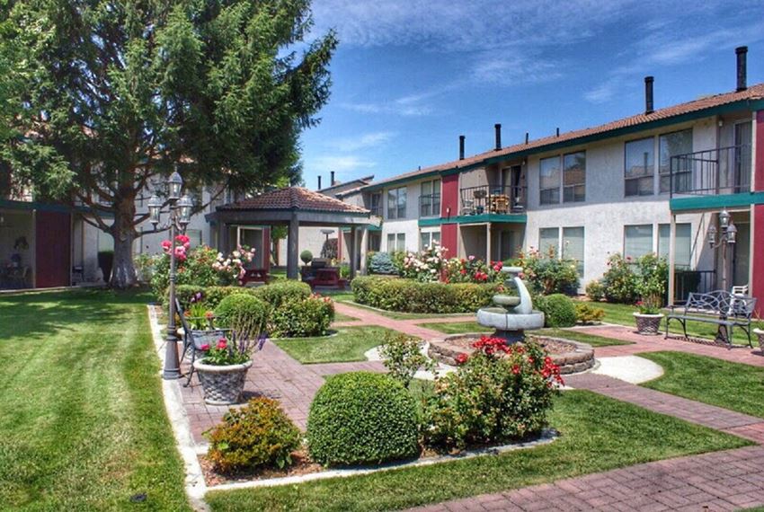 Northpoint Apartments Outdoor Courtyard with Fountain and Landscaping - Photo Gallery