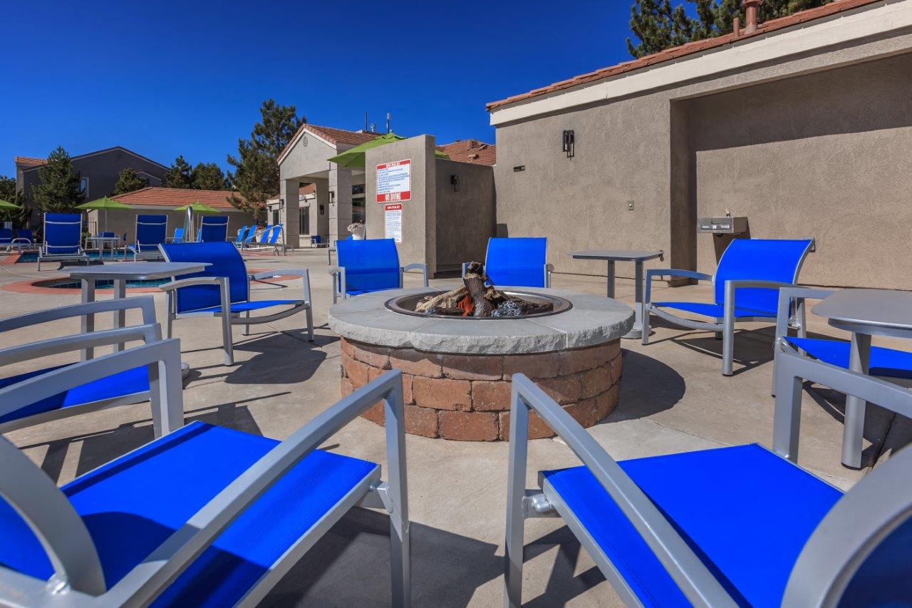 Sagecliff Apartments Outdoor Fire Pit and Seating
