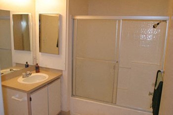 Redwood Terrace Bathroom with Bathtub Redwood Terrace Bathroom with Bathtub - Photo Gallery 6