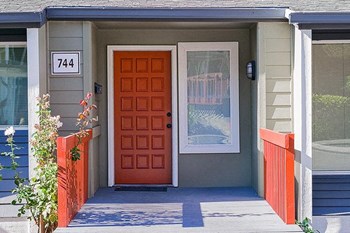 Fairmount Park Apartments exterior building and front door - Photo Gallery 3