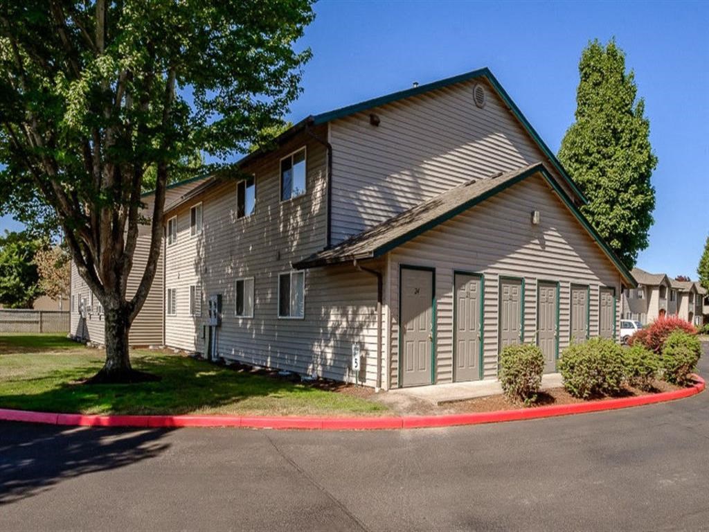 North Pointe_Corvallis_Building Exterior_Garages