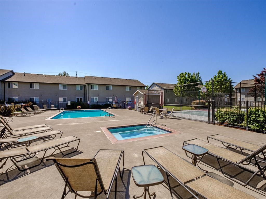 Swimming Pool and Relaxing Spa North Pointe_Corvallis_Seasonal Pool