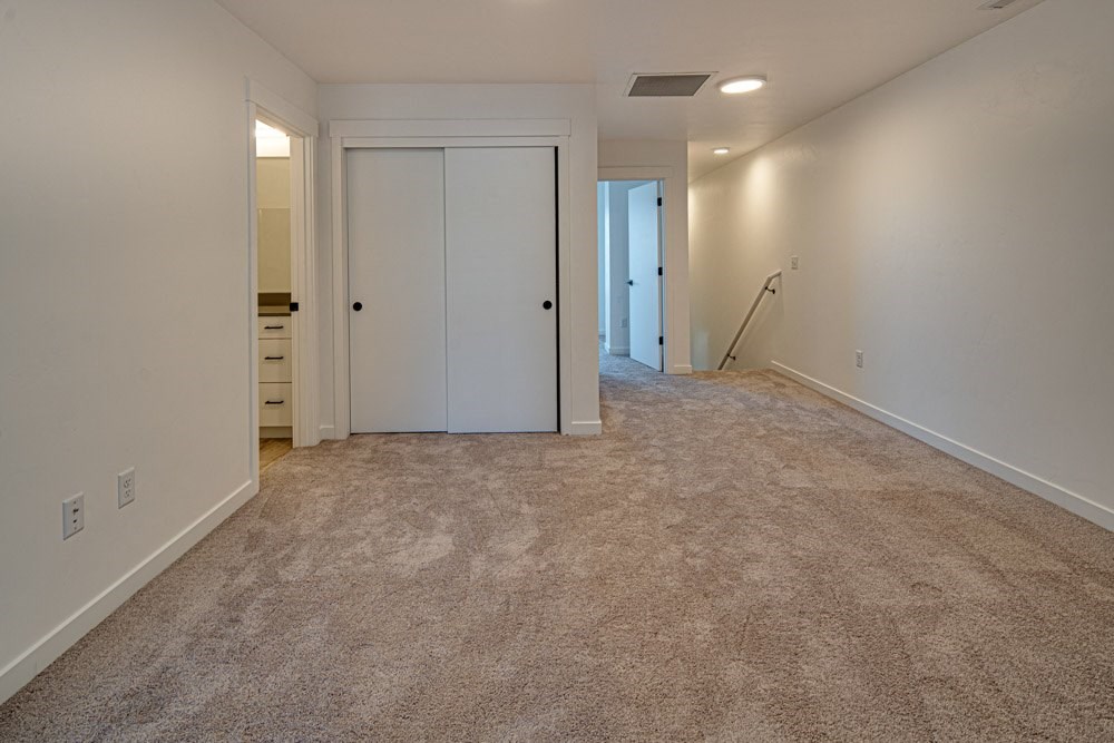 Outpost_44_Bend_OR_Townhomes_Interior_UpstairsLanding